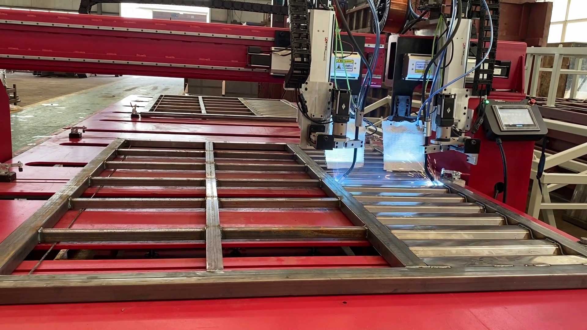 Horizontal corrugated plate welding equipment